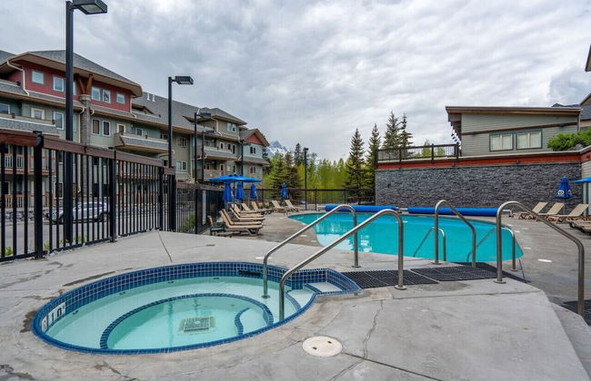 SPACIOUS 3-Br Luxury Condo | HEATED Pool + 3 Hot Tubs | Pool Table | Hm Theatre - Photo 40