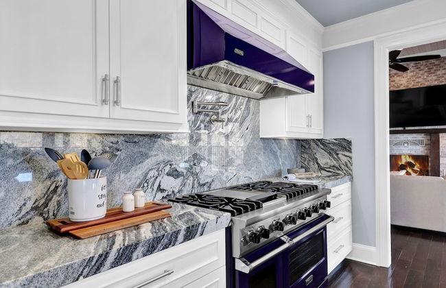 7BR Lakefront Haven Pool Hot Tub Gated 4acres - Foto 41