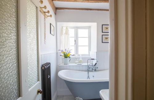 Gleneda Cottage - a renovated, traditional Cotswold cottage full of charm with fireplace and garden - Photo 45