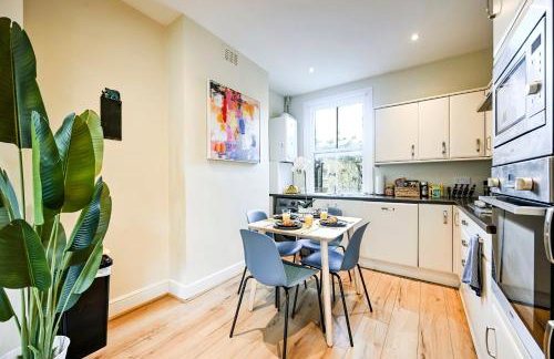 Modern 2BR Apartment for Contractors, Balcony & Fast Wi-Fi, W6 - Foto 27
