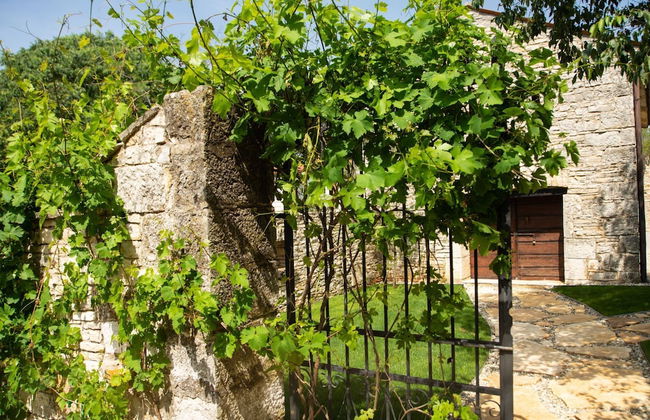 The Poolside Stone House in Bale - Foto 34