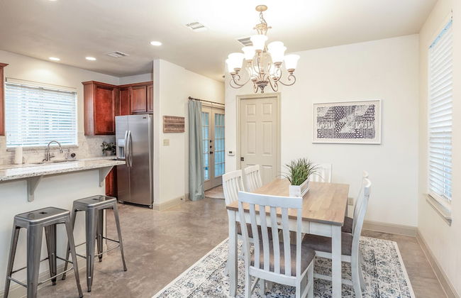 Upstay - Govalle Get-a-way - Photo 1