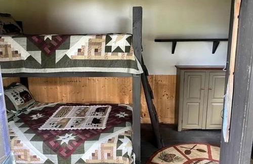 Charming Lakeside Cabin Bungalow with Timeless Rustic Beauty near Portage Lake in Maine - Foto 5