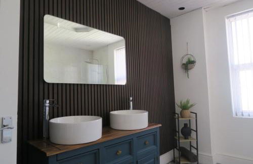 NEW 4 Bed house close to train station and town - Foto 2