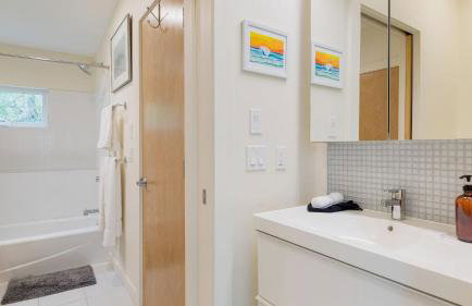 Secluded Modern Enclosed Patio Forest Views Woodland Zen by AvantStay - Foto 21