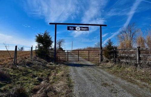Cozy Wood-Interior Lodge with Screened Patio, Fire-Pit Table, Grill & Fast WiFi in Goreville, Illinois - Photo 6