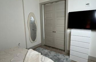 Elegant City Escape ,Steps to Hotspots - Foto 10