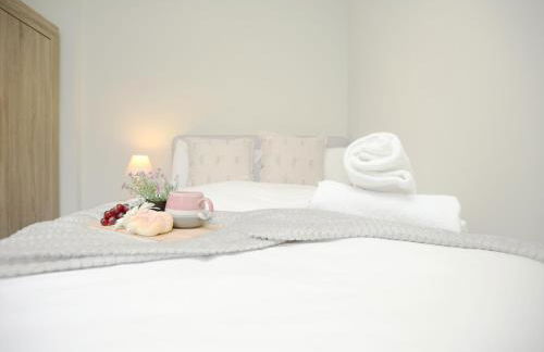 Is Y Coed Place By N And N Stays Ltd, Spacious 5 bed house in Wenvoe Cardiff, With Free Private Parking, Garden and WIFI - Photo 7