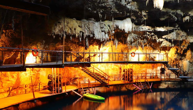 Interior de uno de los cenotes de Valladolid