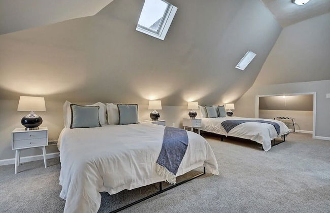 Spacious 6BR/3BA House w/ Parking! Sleeps 20! - Foto 20