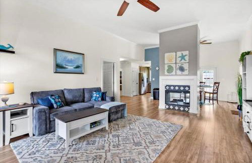 Endless Summer Retreat with Private Pool near Beach - Foto 12