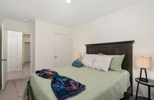 New 3BR Raceday Retreat - Steps from Speedway - Foto 40