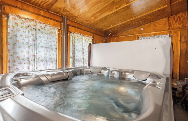 The Cozy Cottage Getaway - Private Pool & Hot Tub - Photo 19