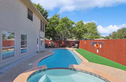 Modern Comforts & Classic Charm w Pool 5BD - Foto 40