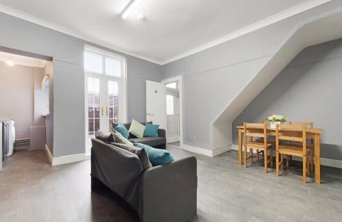 Stylish 4BR Retreat Near Town Centre - Foto 12