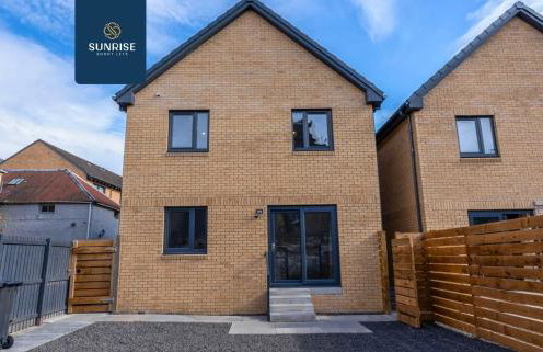 L1 - INVOICE and REDUCED PRICE only via SUNRISE SHORT LETS DUNDEE, Large 4 Bedroom House with 6 Beds and 3 bathrooms, TVs in each room, Free Parking, Fully Equipped, Local Amenities, Easy Ring Road Access, Special Rates and ONLY 9 Mins to STANNERGATE Port - Foto 48