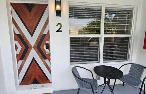 Prime Location Gateway with Pool & Patios, Near Beaches, Groceries and Restaurants - Photo 4