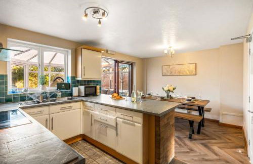 Spacious 5-Bedroom Home, Accommodates 10, Fast Wi-Fi & Parking Included - Foto 33