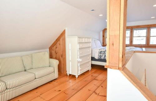 Waterfront Fun at this Huge Family Estate - Foto 64