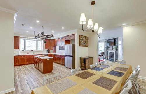 Spacious Group Retreat with Game Room in Marshall! - Foto 7