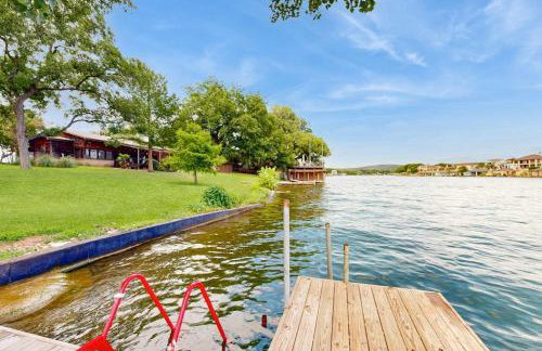 Classic Lakefront Cottage with Private Dock, Lovely Lake View, Backyard & WiFi - Foto 3