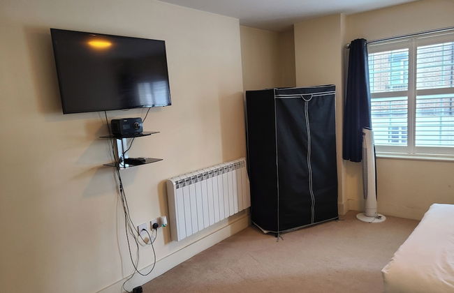 1 Bed Flat - Sleeps 4 - Parking - Wifi - Photo 2