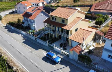 Charming House in Cortiçada with Balcony and Mountain View - Foto 39