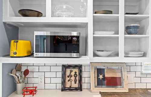 Authentic ATX Gem with Cowboy Pool, Vibe with Downtown & Local Eateries - Foto 13