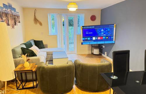 The Vogue Stay, 3 Bedrooms, 2 bathrooms, Ideal for JR & Oxford Hospitals, FREE CarPark, Conveniently located for Ring Road access, 2 miles from Oxford City Centre easy car & bus route - Foto 24