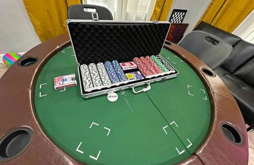 Escape GameRoom, BAR, BBQ, Spacious,KING Bed, All Luxury mattresses, Near Beach, 6 blocks away from Bars, Nite Clubs, Res, Shops - Photo 13