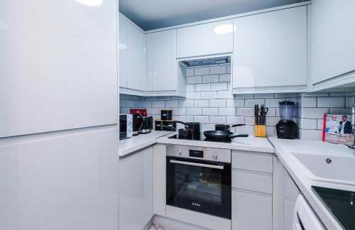 Long Stays Offers , New 2 Bed APT , Sleeps 3 , Wigan , Perfect for Relocations , Contractors , Families - Photo 12