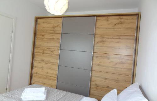 Well-equipped apartment with free parking - Photo 25