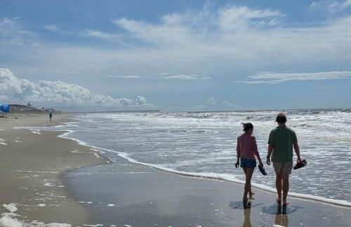 Spacious Beach House Steps to Sand - Foto 35