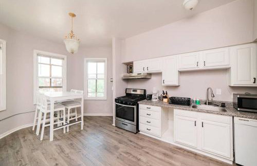 Comfortable and Walkable - Off-Street Parking - Foto 6