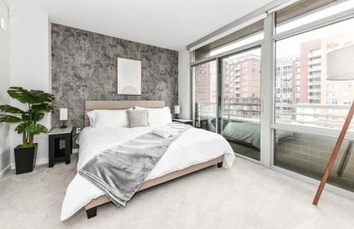 Urban 2BR Oasis with Scenic Rooftop and Gym - Foto 73