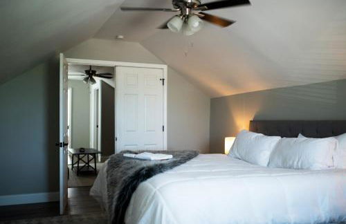 Main Street Balcony Apartment For up to 8 guests! - Foto 21