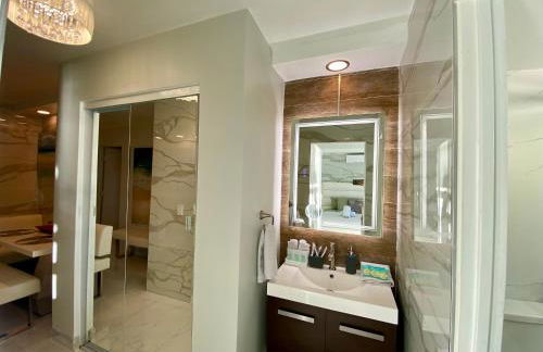 Luxurious remodeled direct Waterfront apartment with Miami skyline view- Free parking- 5min drive to Miami Beach - Foto 32