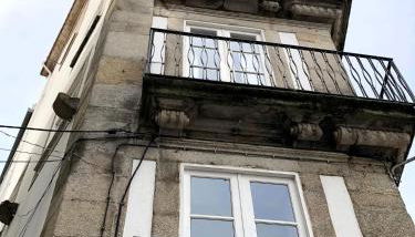 Light & Airy Historic Centre House with Balconies - Photo 2