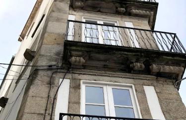Light & Airy Historic Centre House with Balconies - Photo 2