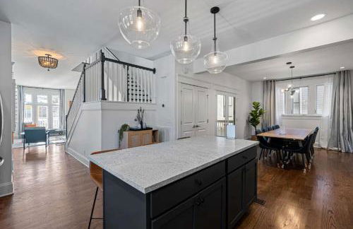 Tranquil East Nashville Zen Retreat with 2 Patios, Garage Parking, Yoga Mats Included, Covered Patio and Deck, Walk to Five Points Dining & Bars, Board Games, 10 Min to Broadway, 24 Hr Hospitality - Foto 31