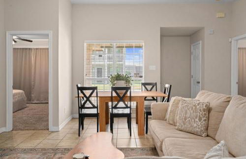 Near Texas A&M, Spacious Living Room, 4 Queen Beds - Foto 4