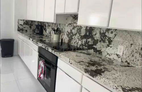 Beautiful 4BD and 3BA Pool Jacuzzi Vacation Home - Foto 21