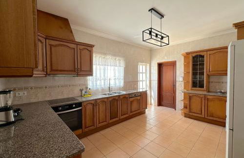 BnB Homes Luxurious Villa Stardust with Swimming pool & BBQ for Family Fun - Foto 14