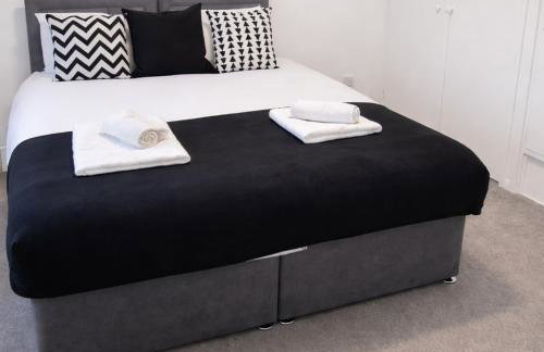 3 Bedroom Family Home with Drive & Garden near South Wimbledon - Foto 10