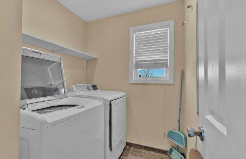 The Seabreeze Haven- Luxury 3BR Coastal Retreat - Near Beach & Free Parking - Foto 15