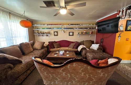 EZ 1 mile to Fort Sill! Pumpkin Cottage sleeps 9, grills, firepit, laundry - Foto 3