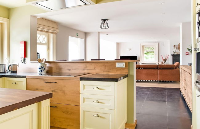 Majestic Villa With Pool and Sauna - Photo 14