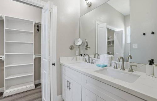 O14A Single Story 2BR King Beds Workspaces Gym - Foto 23