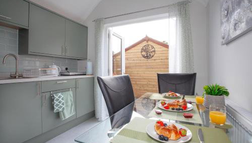 Stylish & Lovely Studio with Parking In New Forest! - Foto 3