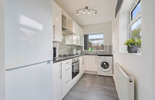 Centrally Located 4BR House By Hyped Properties Short Term Rental Agency With Free Parking Wolverhampton - Foto 43